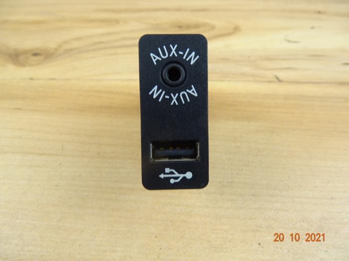 AUX/USB aansluiting van een MINI Countryman (R60) 1.6 16V Cooper S ALL4 2011