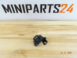 Gebruikte Achterbank slot Mini Mini Cooper S (R53) 1.6 16V Prijs € 23,80 Inclusief btw aangeboden door Miniparts24 - Miniteile24 GbR