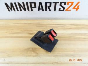 Gebruikte Gordelspanner midden achter Mini Mini Cooper S (R53) Prijs € 23,21 Inclusief btw aangeboden door Miniparts24 - Miniteile24 GbR