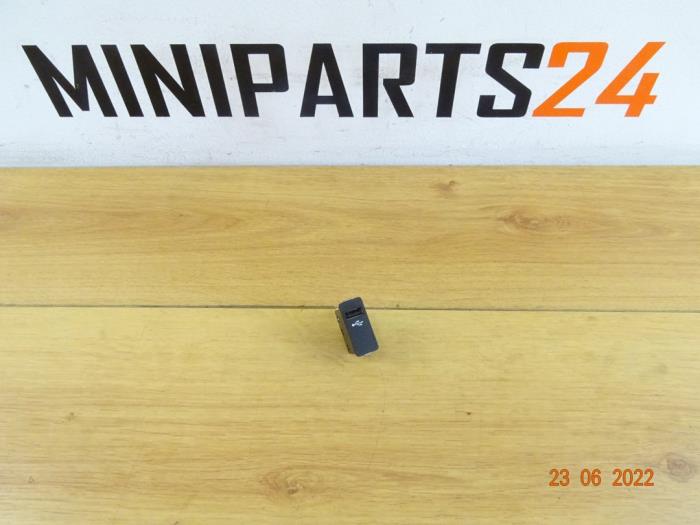 USB stekker van een MINI Mini (F56) 2.0 16V Cooper S 2019