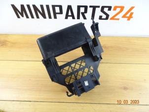 Gebruikte Relais Houder Mini Clubman (R55) 1.6 16V John Cooper Works Prijs € 35,70 Inclusief btw aangeboden door Miniparts24 - Miniteile24 GbR