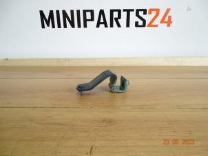 Gebruikte Achterklep Scharnier Mini Mini (R56) 1.4 16V One Prijs € 23,80 Inclusief btw aangeboden door Miniparts24 - Miniteile24 GbR