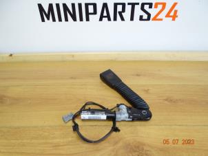 Gebruikte Gordelspanner links Mini Mini (R56) 1.6 16V Cooper Prijs € 71,40 Inclusief btw aangeboden door Miniparts24 - Miniteile24 GbR