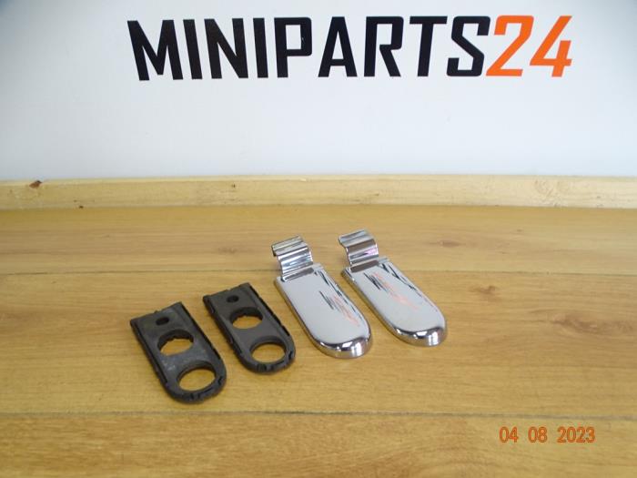 Sierlijst achterklep van een MINI Mini Open (R52) 1.6 16V Cooper 2006