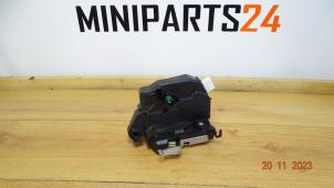 Gebruikte Slotmechaniek Portier 2Deurs rechts Mini Mini Cooper S (R53) 1.6 16V Prijs € 71,40 Inclusief btw aangeboden door Miniparts24 - Miniteile24 GbR