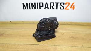 Gebruikte Portierslot Mechaniek 2deurs rechts Mini Mini (F56) 2.0 16V Cooper S Prijs € 83,30 Inclusief btw aangeboden door Miniparts24 - Miniteile24 GbR
