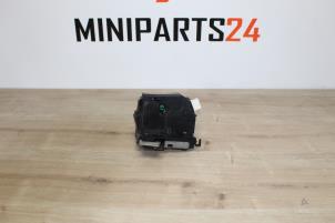 Gebruikte Slotmechaniek Portier 2Deurs rechts Mini Mini Cooper S (R53) 1.6 16V Prijs € 130,90 Inclusief btw aangeboden door Miniparts24 - Miniteile24 GbR