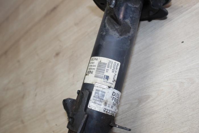 Schokdemper links-voor van een MINI Mini (R56) 1.6 16V Cooper 2006