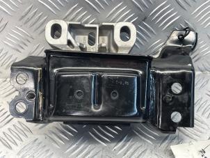 Gebruikte Versnellingsbak Steun Volkswagen Polo VI (AW1) 1.0 12V BlueMotion Technology Prijs € 20,00 Margeregeling aangeboden door EU Engines & Parts BV