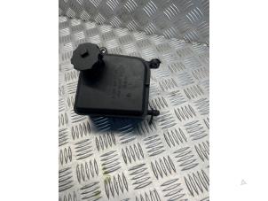 Gebruikte Stuurbekrachtiging Olie Reservoir Mercedes C (C204) 1.8 C-180 CGI 16V BlueEfficiency Prijs € 25,00 Margeregeling aangeboden door APST
