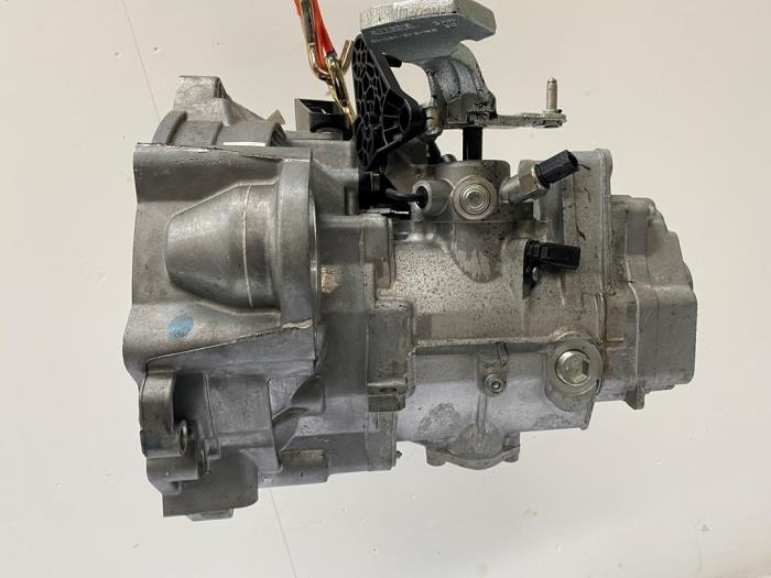 Versnellingsbak van een Volkswagen Touran (5T1) 2.0 TDI 110 2016