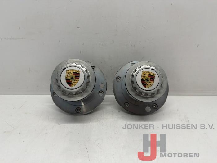 Wielnaaf achter Porsche 911