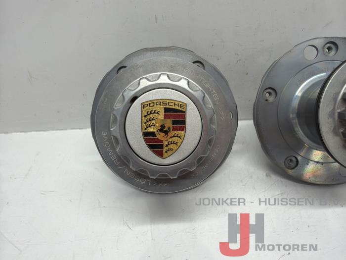Wielnaaf achter Porsche 911 - Foto 2