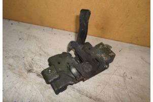 Gebruikte Motorkap Slotmechaniek Mazda 3 (BK12) 1.6i 16V Prijs € 12,00 Margeregeling aangeboden door Hans Auto Onderdelen