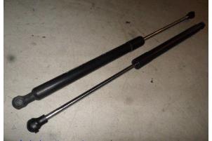 Gebruikte Gasdemperset Kofferdeksel Renault Clio III (BR/CR) 1.5 dCi 85 Prijs € 15,00 Margeregeling aangeboden door Hans Auto Onderdelen