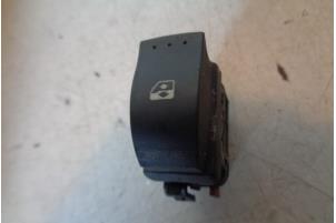 Gebruikte Elektrisch Raam Schakelaar Renault Laguna II (BG) 1.6 16V Prijs € 6,00 Margeregeling aangeboden door Hans Auto Onderdelen