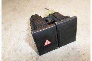 Gebruikte Alarmlicht Schakelaar Ford Mondeo III Wagon 2.0 TDdi 90 16V Prijs € 9,00 Margeregeling aangeboden door Hans Auto Onderdelen