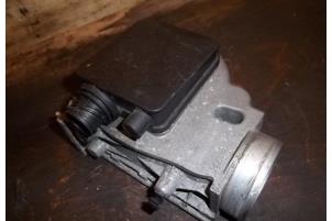 Gebruikte Luchthoeveelheidsmeter BMW 5 serie Touring (E34) 518i Prijs € 21,00 Margeregeling aangeboden door Hans Auto Onderdelen