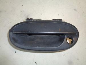 Gebruikte Deurgreep 2Deurs links Chevrolet Matiz 0.8 S,SE Prijs € 9,00 Margeregeling aangeboden door Hans Auto Onderdelen