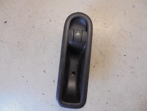 Gebruikte Schakelaar Elektrisch Raam Renault Twingo II (CN) 1.5 dCi 90 FAP Prijs € 6,00 Margeregeling aangeboden door Hans Auto Onderdelen