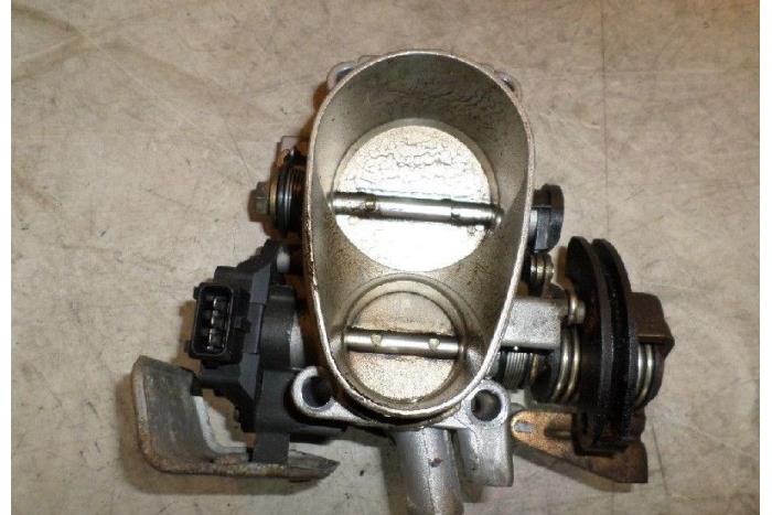 Gebruikte Gasklephuis Renault Clio (B/C57/357/557/577) 1.8 RSi Kat. Prijs € 15,00 Margeregeling aangeboden door Hans Auto Onderdelen