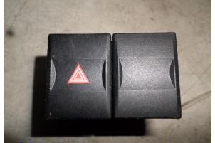 Gebruikte Alarmlicht Schakelaar Ford Mondeo III Wagon 1.8 16V Prijs € 6,00 Margeregeling aangeboden door Hans Auto Onderdelen