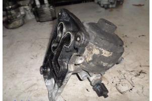 Gebruikte Oliefilterhuis Ford Mondeo III Wagon 2.0 TDCi 130 16V Prijs € 21,00 Margeregeling aangeboden door Hans Auto Onderdelen