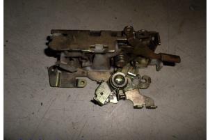 Gebruikte Cilinderslot Portier rechts Mercedes Vito (638.0) 2.3 108D Prijs € 21,00 Margeregeling aangeboden door Hans Auto Onderdelen