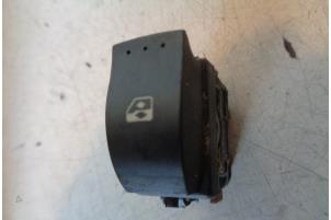 Gebruikte Elektrisch Raam Schakelaar Renault Laguna II (BG) 1.6 16V Prijs € 6,00 Margeregeling aangeboden door Hans Auto Onderdelen
