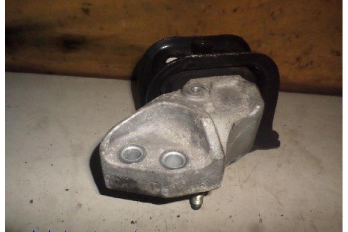 Motorsteun van een Toyota Yaris (P1) 1.3 16V VVT-i 2004
