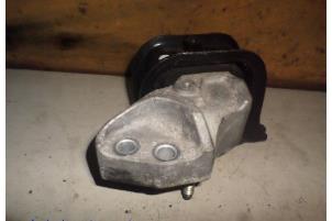 Motorsteun van een Toyota Yaris (P1) 1.3 16V VVT-i 2004