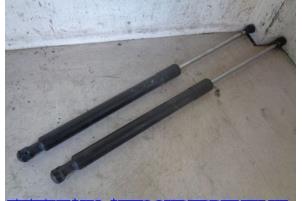 Gebruikte Gasdemperset Kofferdeksel Renault Clio III (BR/CR) 1.5 dCi 105 FAP Prijs € 12,00 Margeregeling aangeboden door Hans Auto Onderdelen