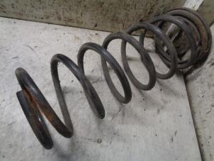 Gebruikte Schroefveer achter Daihatsu Cuore (L251/271/276) 1.0 12V DVVT Prijs € 12,00 Margeregeling aangeboden door Hans Auto Onderdelen