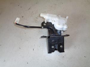 Gebruikte Achterslot Cilinder Mazda 3 Sport (BK) 1.6i 16V Prijs € 12,00 Margeregeling aangeboden door Hans Auto Onderdelen