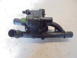 Gebruikte Thermostaathuis Ford Focus 3 Wagon 1.6 TDCi Prijs € 25,00 Margeregeling aangeboden door Hans Auto Onderdelen