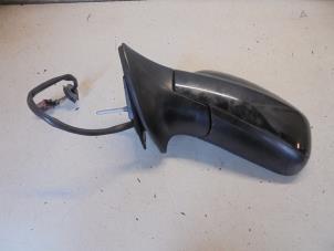 Gebruikte Spiegel Buiten links Peugeot 407 SW (6E) 1.8 16V Prijs € 25,00 Margeregeling aangeboden door Hans Auto Onderdelen