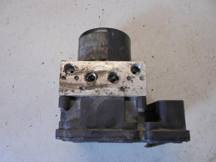 ABS Pomp van een Ford Focus 3 Wagon 1.6 TDCi 2011