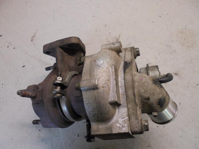 Turbo van een Toyota Corolla Verso (E12) 2.0 D-4D 16V 90 2004