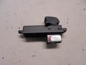 Gebruikte Raam schakelaar elektrisch Mazda 2 (DE) 1.3 16V S-VT High Power Prijs € 10,00 Margeregeling aangeboden door Hans Auto Onderdelen