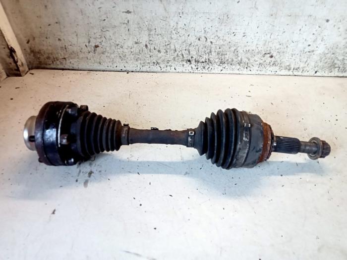 Gebruikte Aandrijfas links-voor Volkswagen Touareg (7LA/7L6) 5.0 TDI V10 Prijs € 65,00 Margeregeling aangeboden door Hans Auto Onderdelen