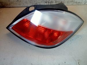 Gebruikte Achterlicht rechts Opel Astra H (L48) 1.9 CDTi 16V 120 Prijs € 25,00 Margeregeling aangeboden door Hans Auto Onderdelen