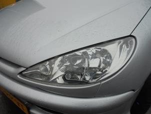 Gebruikte Koplamp links Peugeot 206 SW (2E/K) 1.6 16V Prijs € 25,00 Margeregeling aangeboden door Hans Auto Onderdelen