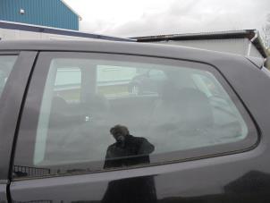 Gebruikte Ruit Extra 2Deurs links-achter Volkswagen Polo IV (9N1/2/3) 1.4 16V Prijs € 25,00 Margeregeling aangeboden door Hans Auto Onderdelen