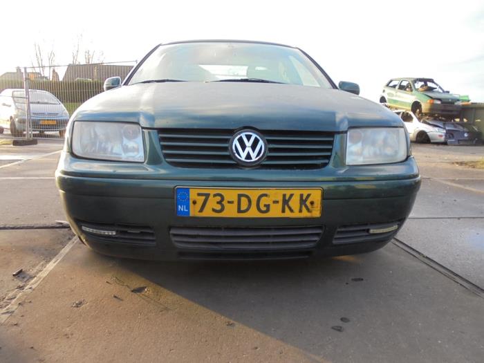 Voorbumper van een Volkswagen Bora (1J2) 2.0 1999