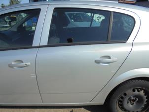 Gebruikte Deur 4Deurs links-achter Opel Astra H (L48) 1.6 16V Twinport Prijs € 50,00 Margeregeling aangeboden door Hans Auto Onderdelen