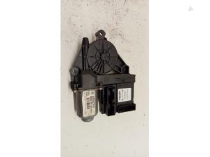 Gebruikte Motor electrisch raam Volkswagen Golf V (1K1) 1.4 FSI 16V Prijs € 20,00 Margeregeling aangeboden door Hans Auto Onderdelen