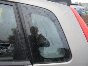 Gebruikte Ruit Extra 4Deurs links-achter Ford Fiesta 5 (JD/JH) 1.4 16V Prijs € 25,00 Margeregeling aangeboden door Hans Auto Onderdelen