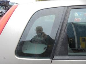 Gebruikte Ruit Extra 4Deurs rechts-achter Ford Fiesta 5 (JD/JH) 1.4 16V Prijs € 25,00 Margeregeling aangeboden door Hans Auto Onderdelen