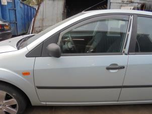 Gebruikte Deur 4Deurs links-voor Ford Fiesta 5 (JD/JH) 1.6 16V Prijs € 50,00 Margeregeling aangeboden door Hans Auto Onderdelen