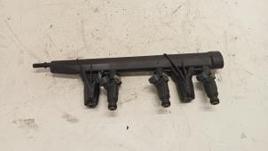 Gebruikte Injector brug Peugeot 208 I (CA/CC/CK/CL) 1.0 Vti 12V PureTech Prijs € 40,00 Margeregeling aangeboden door Hans Auto Onderdelen